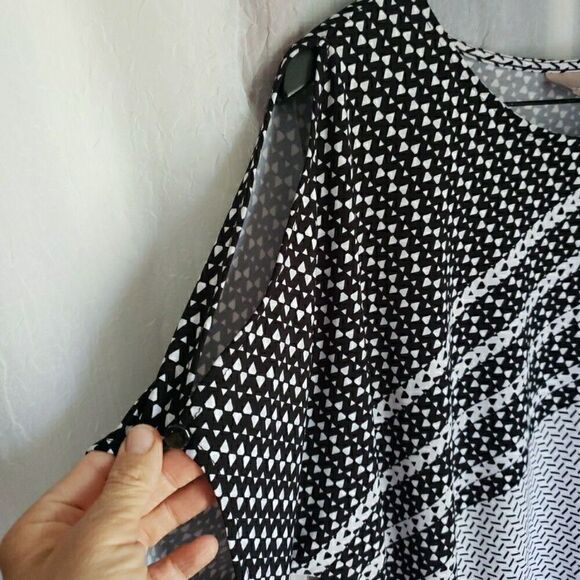 Chico's Geometric Print Cold Shoulder Blouse Top Short Sleeve Knit Size 2 US L - Picture 3 of 10